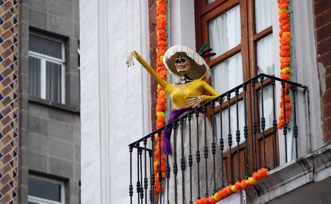 En múltiples sedes, las catrinas de cartonería son protagonistas | Foto: Agencia Es Imagen para El Universal Puebla