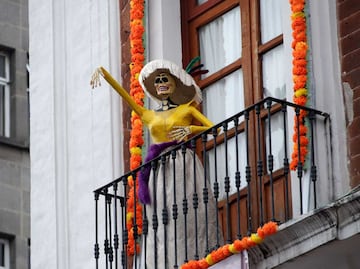 Así se elaboran las catrinas en cartonería