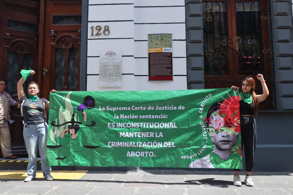 Organizaciones pro aborto protestaron nuevamente en el Congreso del Estado de Puebla | Foto: Agencia Es Imagen para El Universal Puebla