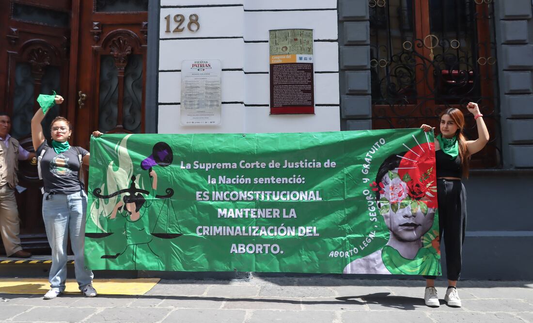 Organizaciones pro aborto protestaron nuevamente en el Congreso del Estado de Puebla | Foto: Agencia Es Imagen para El Universal Puebla