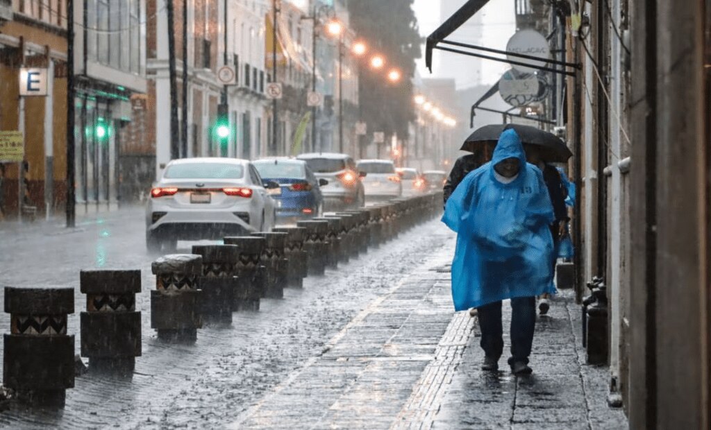 Según la Comisión Nacional del Agua (CONAGUA) y el Sistema Meteorológico Nacional (SMN), las condiciones meteorológicas adversas de hoy se deben a varios fenómenos naturales. 

Foto: Producción El Universal Puebla