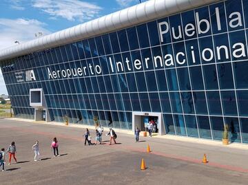 Por caída de ceniza del Popocatépetl, suspenden vuelos en el aeropuerto de Puebla