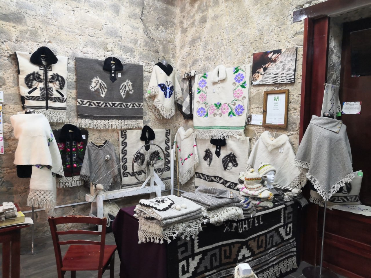En Zacatlán se elabora ropa de lana de manera artesanal con un telar | Foto: Facebook Telares Galindo