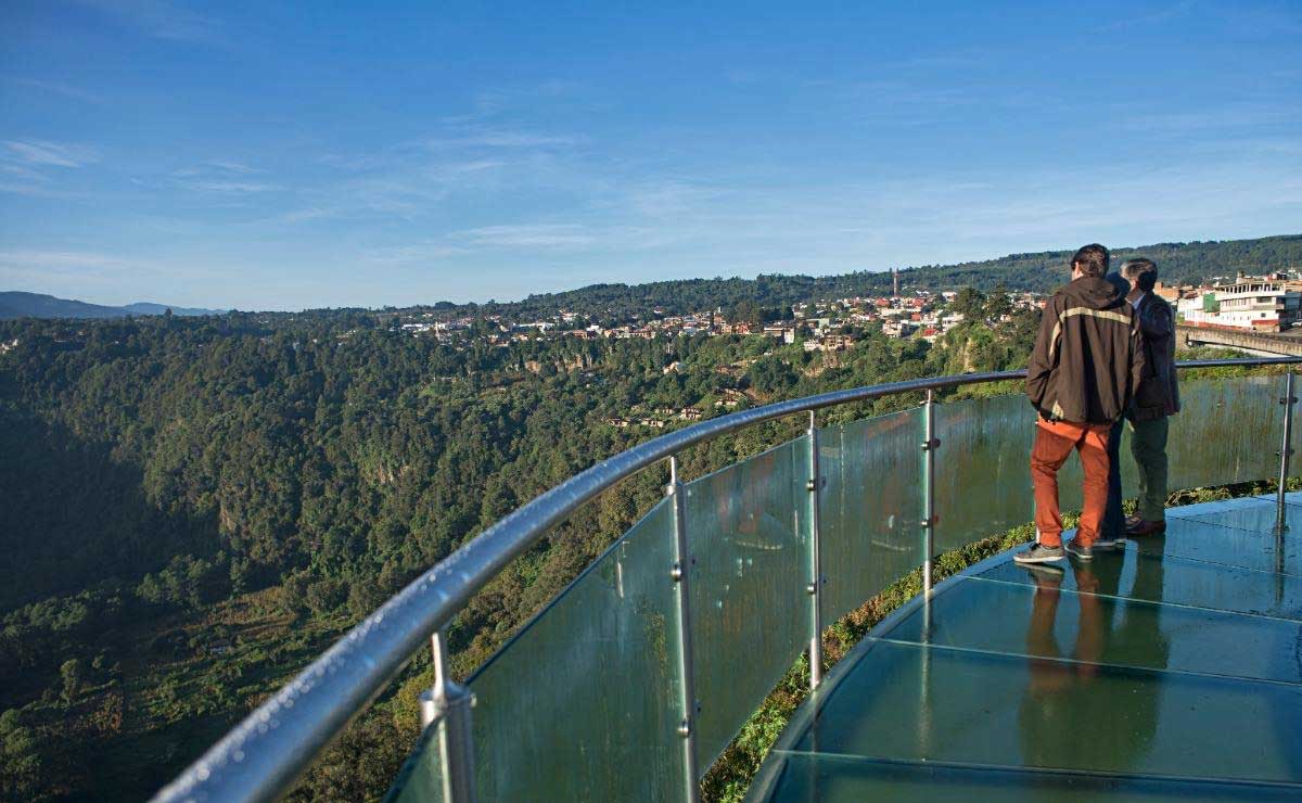 En Zacatlán se encuentra el Mirador de Cristal en Paseo de la Barranca, uno de los más impresionantes de México | Foto:  México Desconocido