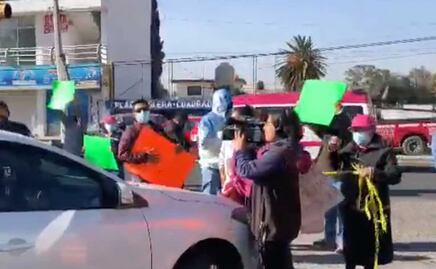 Protestan padres de familia por falta de conserje en primaria de Cuautlancingo