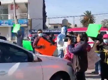 Protestan padres de familia por falta de conserje en primaria de Cuautlancingo