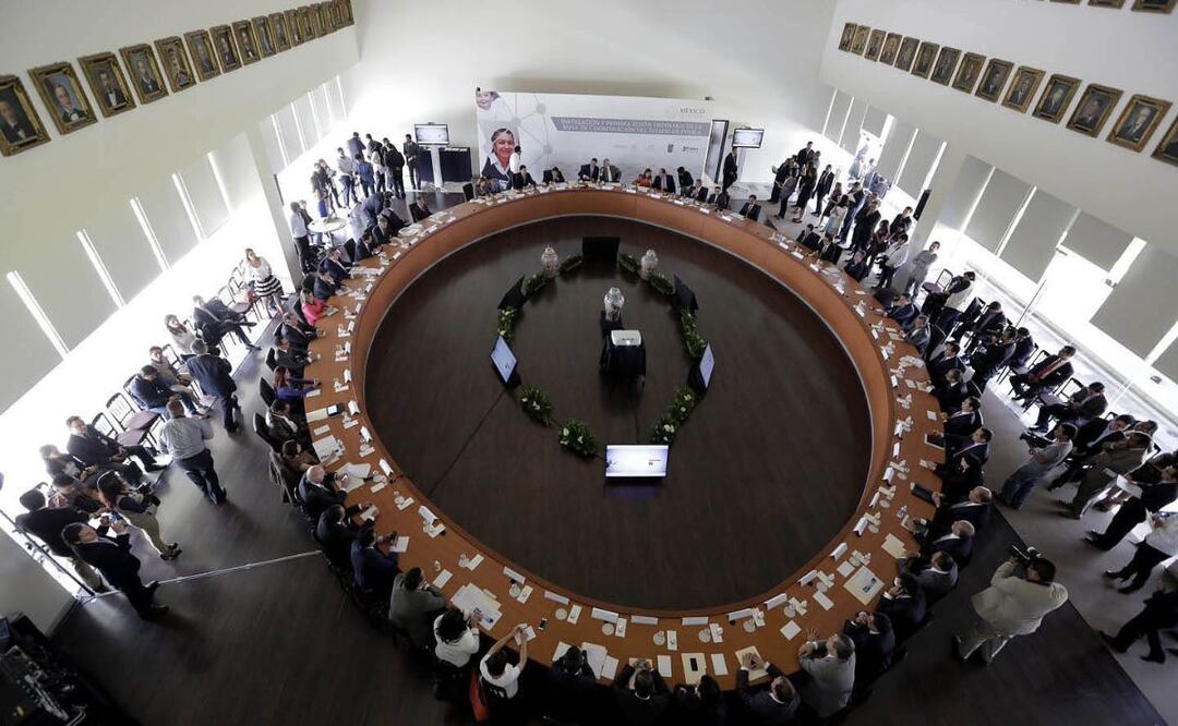 El Salón Gobernadores es de estilo barroco y contiene los retratos de todos los exmandatarios de Puebla. | Foto: UDG