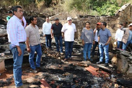 Sergio Salomón Céspedes y Gaby Bonilla apoyan a los afectados por incendio forestal en Zacatlán 