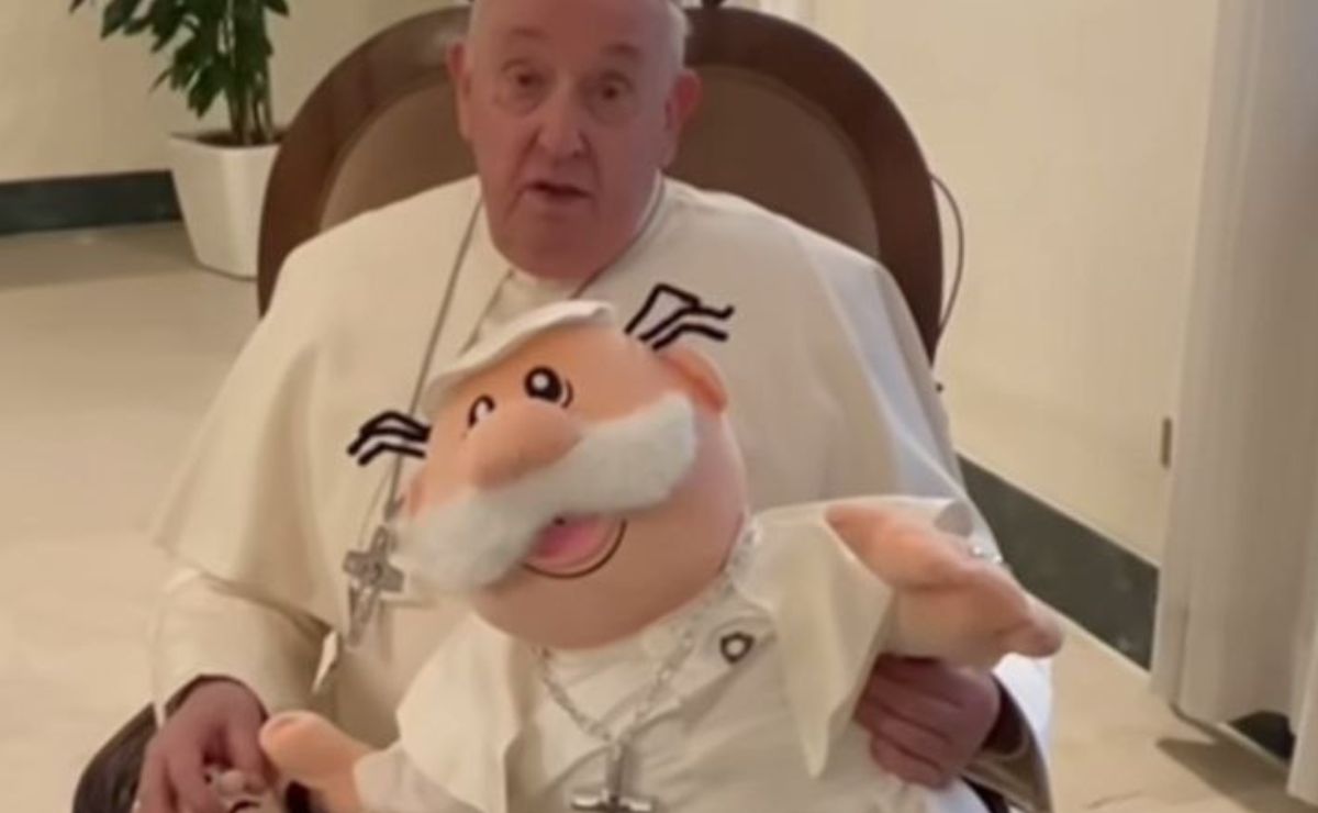 Papa Francisco envía mensaje a poblanos que fabrican el peluche del Dr. Simi