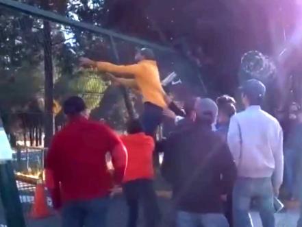 Alumnos UDLAP se ponen violentos e intentan derribar reja del campus