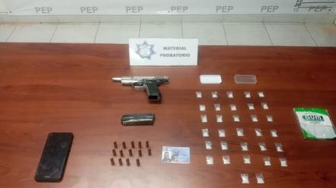 Aprehendido en Jalpan por llevar droga y un arma