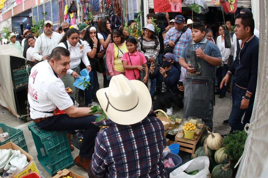Alejandro Armenta estuvo con comerciantes del Barrio de Xixitla | Fotos Especiales