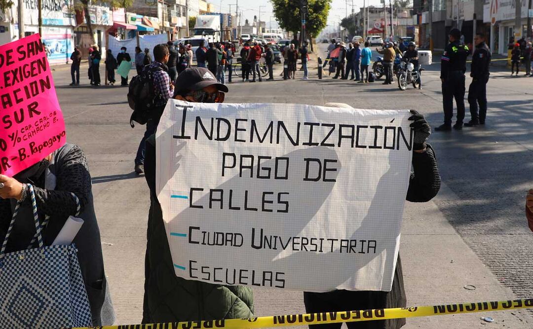 Ejidatarios de San Baltazar Campeche se manifestaron en el Bulevar Valsequillo y Las Torres | Foto: Agencia Es Imagen para El Universal Puebla