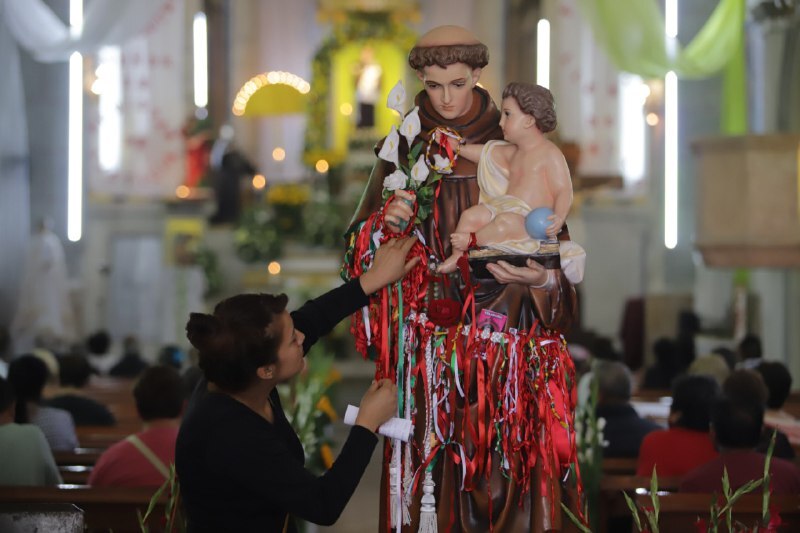 Si buscas novio, intenta rezándole con devoción a San Antonio de Padua | |Foto: 
EsImagen