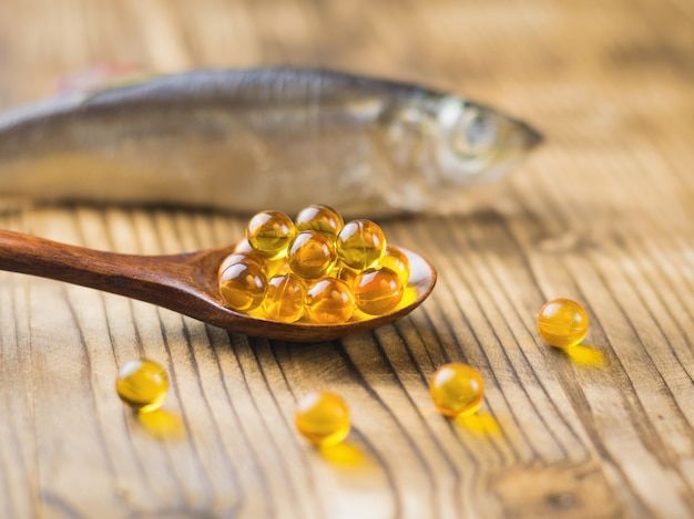 Explorando los beneficios y riesgos de los suplementos de aceite de pescado. Fuente: Freepik.