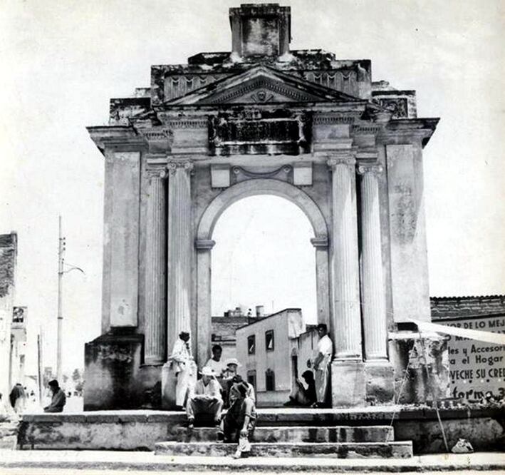 Este bello arco quedó solo en la memoria y los libros de la época | Facebook Puebla Antigua