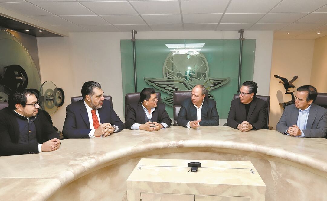 El licenciado Juan Francisco Ealy Lanz Duret (tercero de der. a izq.) en la reunión de trabajo con el equipo editorial. Foto: Berenice Fregoso