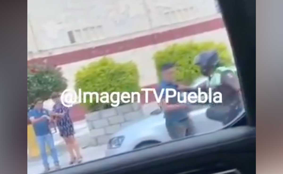 Automovilista golpea a agente de Tránsito por quitarle la placa