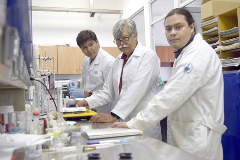 El doctor Enrique González Vergara desarrolló compuestos de decavanadato de metformina para la prevención y tratamiento de obesidad y diabetes tipo 2 I Foto: BUAP