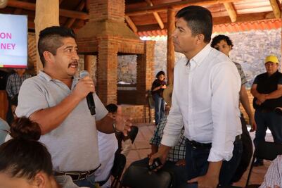 Lalo Rivera escucha demandas de pobladores de Pahuatlán y Honey