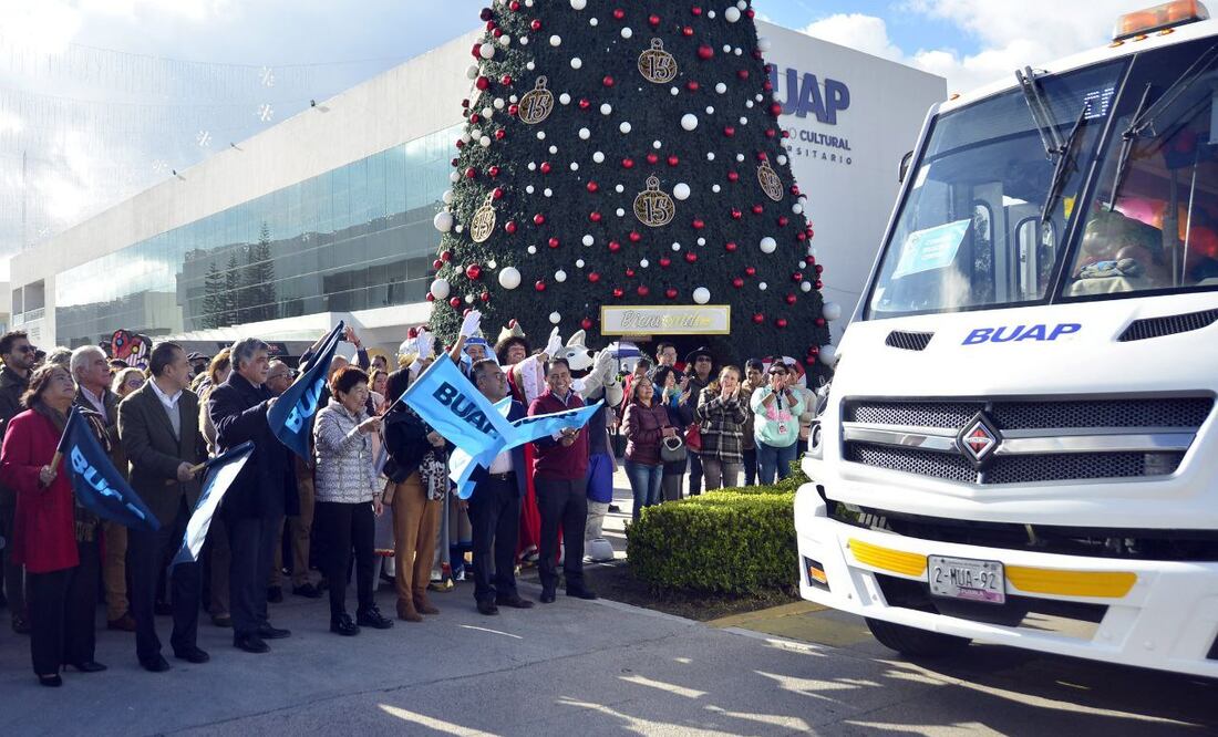 Universitarios entregan juguetes a niños de escasos recursos en Puebla | Foto: Twitter BUAP