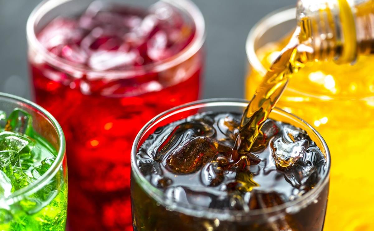 Profeco da nombres de aguas de sabor con más azúcar que un refresco