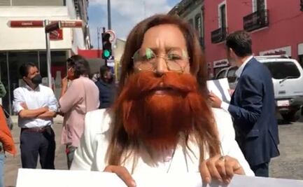 Sin pena, diputada se disfraza de John Lennon para promover derechos peatonales
