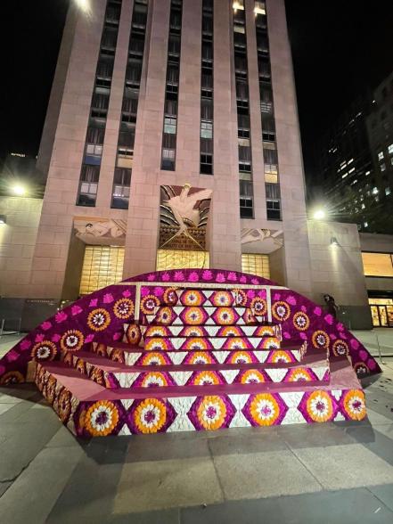 Artesanos de Tlaxcala montan ofrenda de muertos en el Rockefeller Center de Nueva York