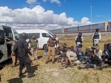 Aseguran a 26 migrantes frente a la Audi