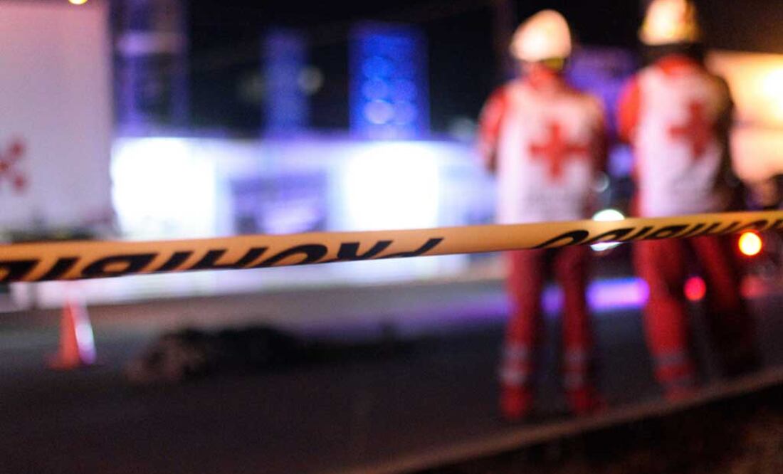 Los familiares de José rompieron en llanto al verlo tendido sobre la avenida Guadalupe | Foto: Agencia Es Imagen para El Universal Puebla