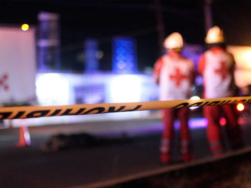 Los familiares de José rompieron en llanto al verlo tendido sobre la avenida Guadalupe | Foto: Agencia Es Imagen para El Universal Puebla