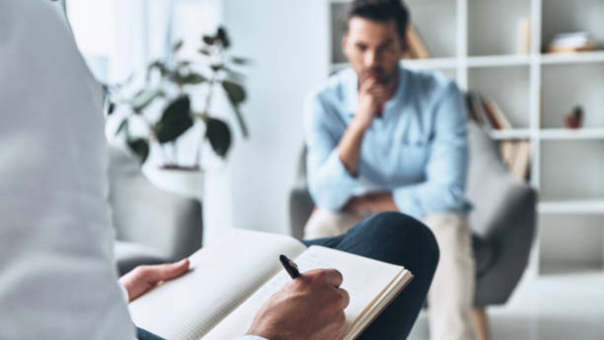 Detectar a un doctor falso puede ser complicado, pero hay varios indicios y precauciones que pueden ayudarte a identificar a una persona que no tiene la formación o licencia necesaria para ejercer la medicina. 

Foto: Producción El Universal Puebla