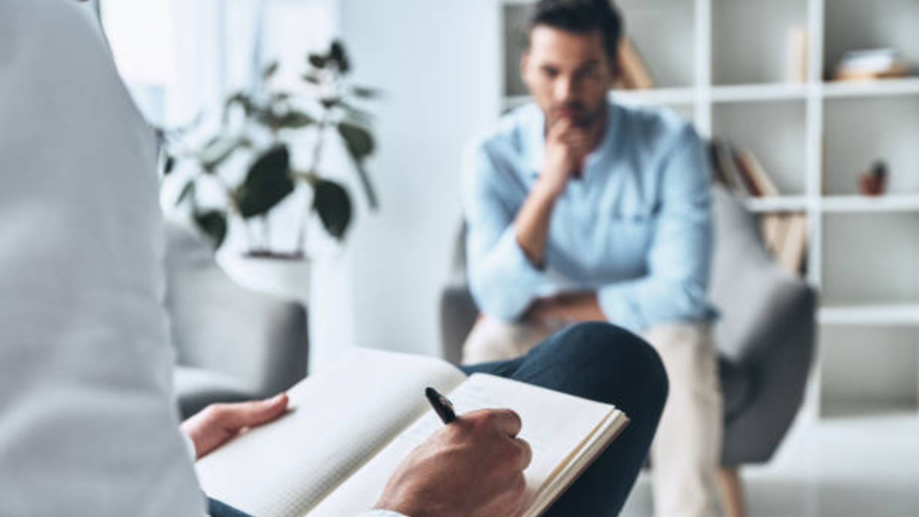 Detectar a un doctor falso puede ser complicado, pero hay varios indicios y precauciones que pueden ayudarte a identificar a una persona que no tiene la formación o licencia necesaria para ejercer la medicina. 
Foto: Producción El Universal Puebla