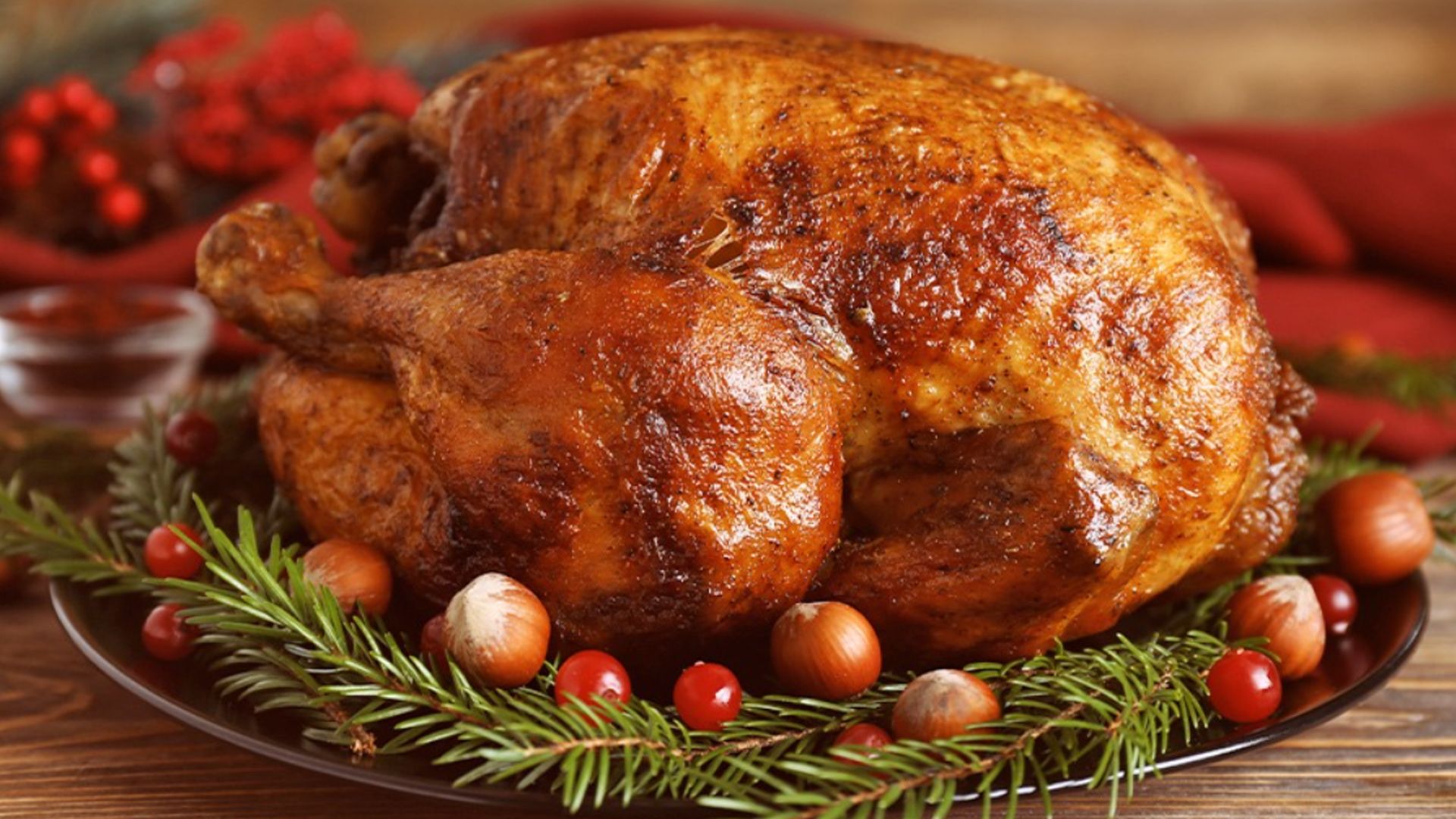 El pavo ahumado ya está parcialmente cocido, lo que reduce considerablemente el tiempo necesario para calentarlo o terminarlo de preparar. En cambio, el pavo crudo requiere un proceso de cocción más largo, pero ofrece la ventaja de personalizar su preparación a gusto. 

Foto: Producción El Universal Puebla