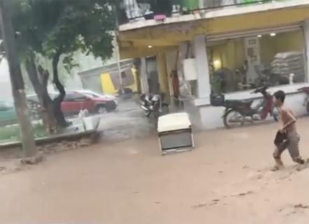 Huracán Enrique arrastra coches y hasta un refri en Michoacán