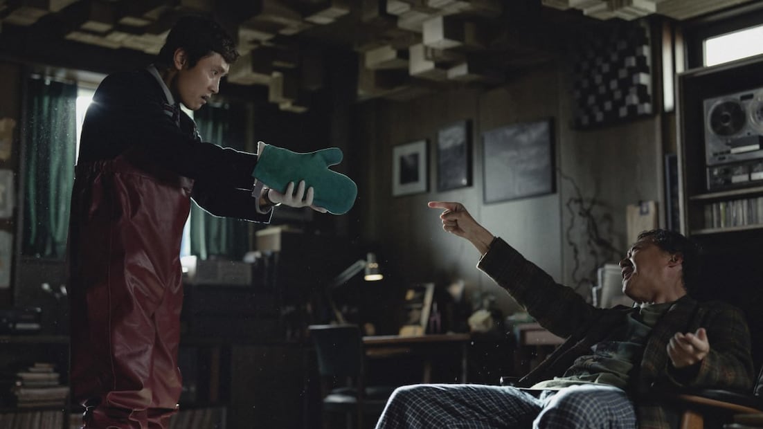 Park Chan-wook utiliza lo absurdo de cada situación para impulsar el humor de la película, sin importar lo oscuras que puedan ser las consecuencias de las secuencias | Foto: CJ Enterteinment