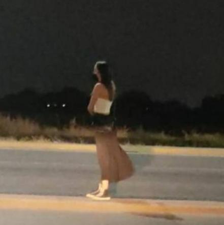 Captan el momento en que intentan subir a mujer por la fuerza a un auto en Nuevo León 