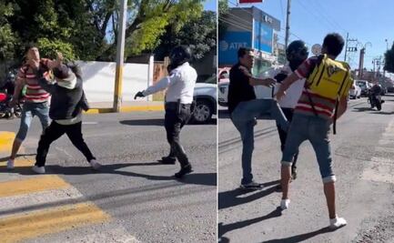 VIDEO. Jóvenes se dan golpiza en medio de la calle y policía es incapaz de detenerlos