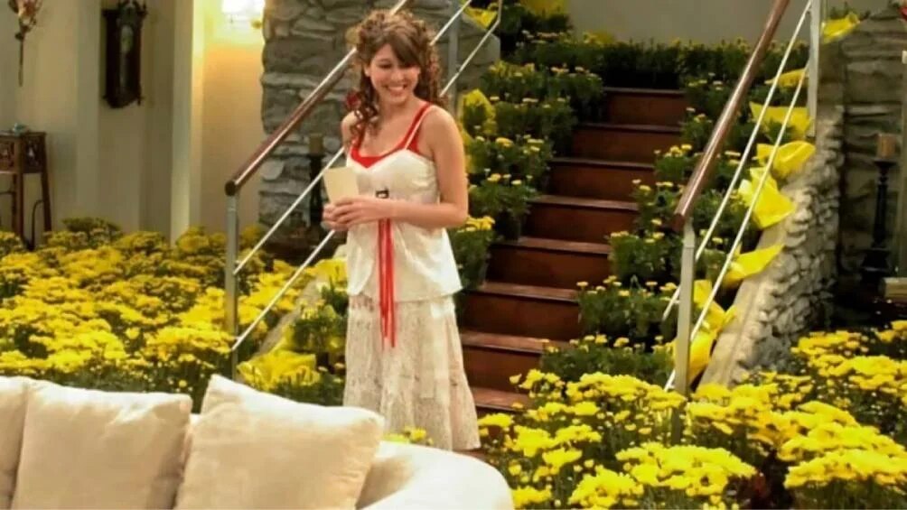 Esta nueva tradición parece haber surgido principalmente gracias a la viralización en TikTok de la canción “Flores Amarillas” de Florencia Bertotti, que es el tema principal de la popular serie argentina “Floricienta”.

Foto: Producción El Universal Puebla