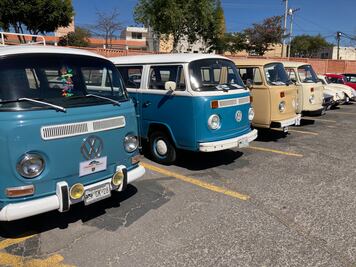 Vochos, Beetles y Combis recorren Puebla en rally conmemorativo