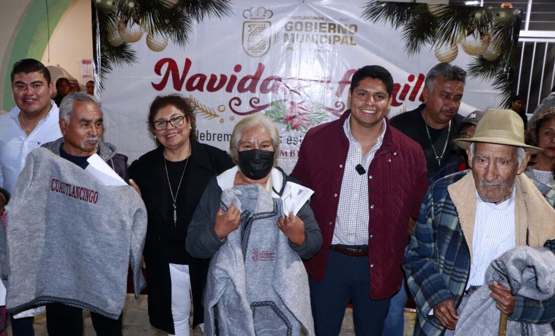 Omar Muñoz inicia programa de entrega de chamarras a adultos mayores | Foto: Especial