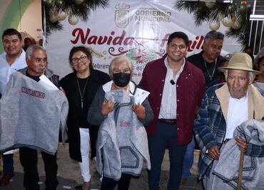 Omar Muñoz entrega chamarras a adultos mayores en San Lorenzo Almecatla