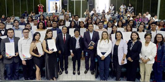 Premio Ceneval al Desempeño de Excelencia-EGEL es entregado por Lilia Cedillo