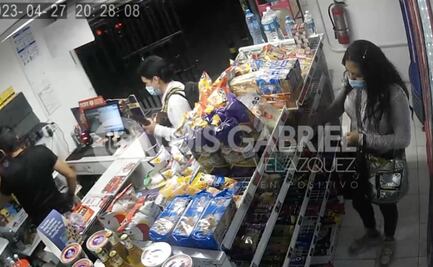 ¡Músico y ladrón! Captan modus operandi de pareja de rateros en tienda de Puebla 