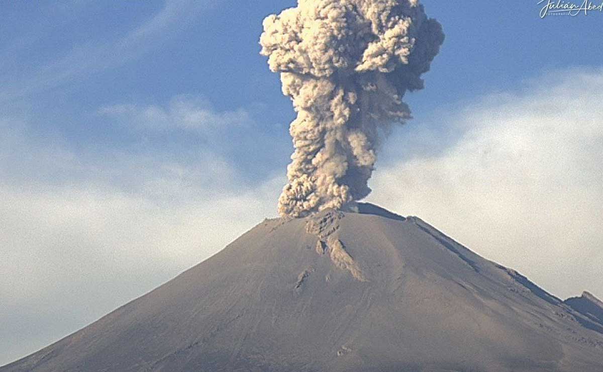 Esta mañana, el volcán Popocatépetl registró una fumarola, cuya columna alcanzó más de un kilómetro | Foto: CENAPRED