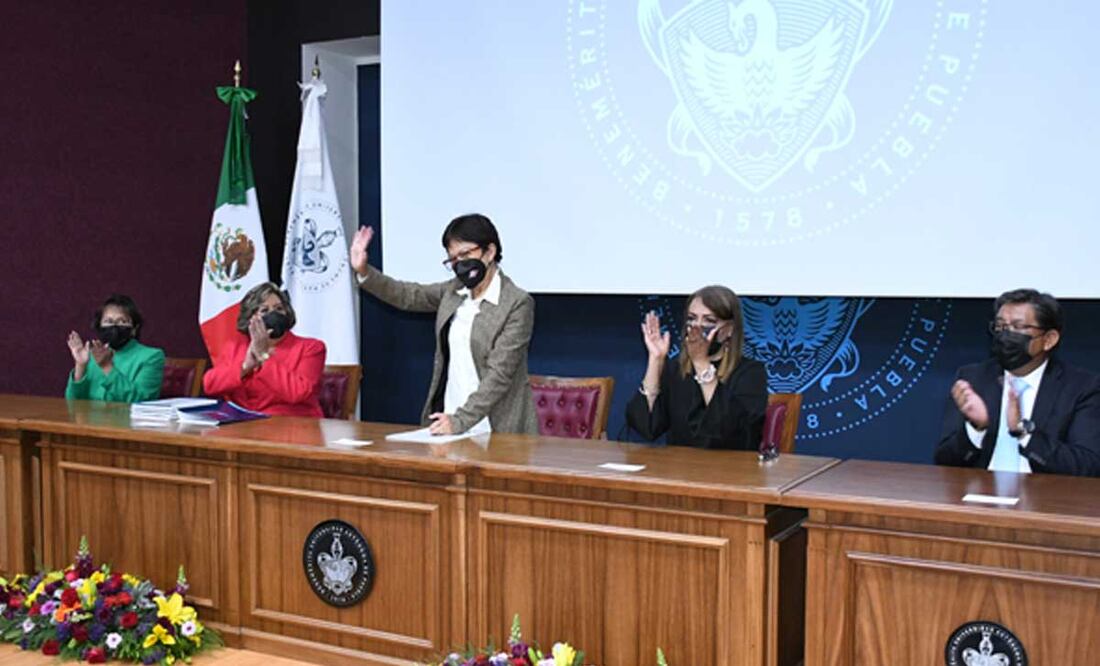 La rectora Lilia Cedillo reconoce a los docentes de esta licenciatura | Foto: BUAP
