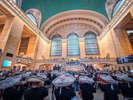 Mariachis poblanos sorprenden con show en la Gran Central de Nueva York