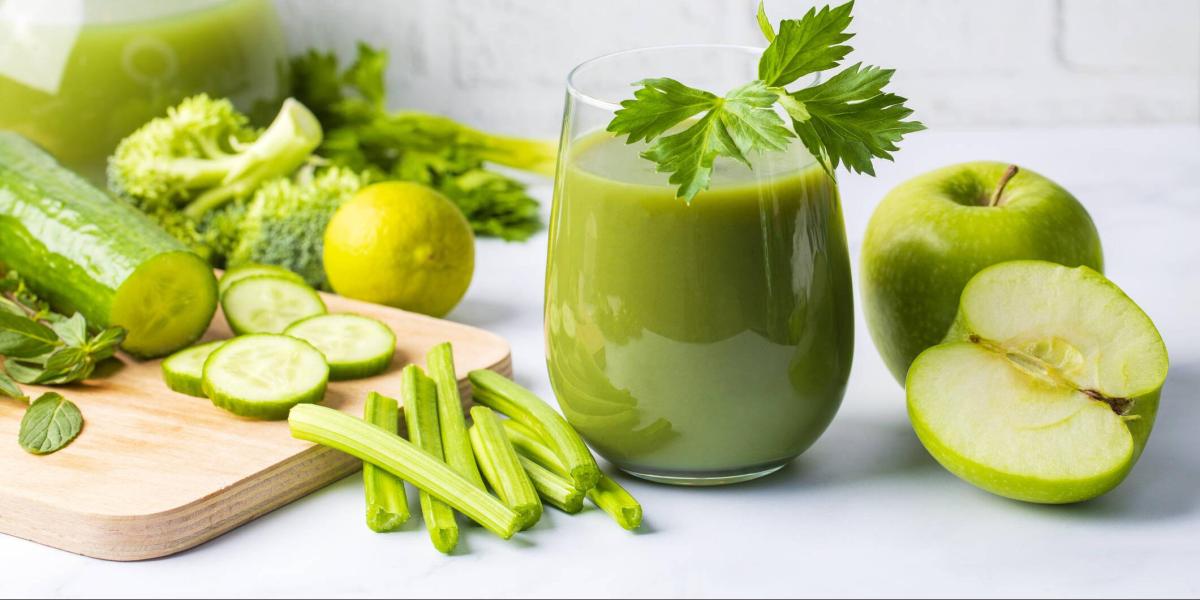 El jugo verde, que combina piña, manzana, pepino, espinaca, perejil y limón, es una alternativa refrescante y rica en nutrientes que puede ayudarte a reducir la inflamación del estómago y mejorar la salud digestiva. 
Foto: Producción El Universal Puebla