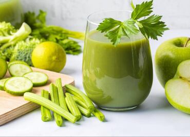 Este es el poderoso licuado refrescante que te ayudará a desinflamar el estomago