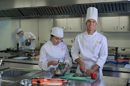 Egresados UDLAP destacan en la Guía Michelin 2026 